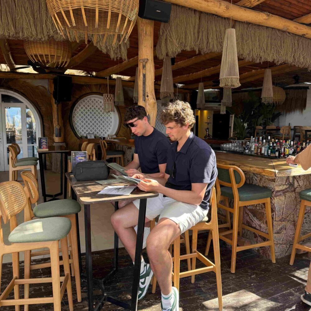 Lunch bij een strandbar op Rhodos