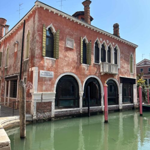 Gebouw in venetie - Met het vliegtuig naar Venetië