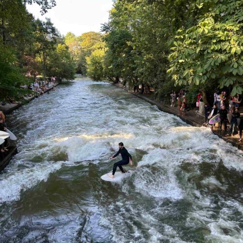 Surf in munchen - Surfers kijken bij de Eisbachwelle