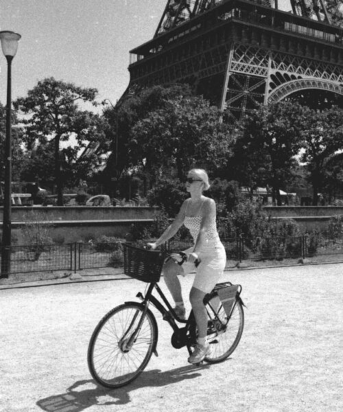 Fietsen door Parijs met de Eiffeltoren op de achtergrond