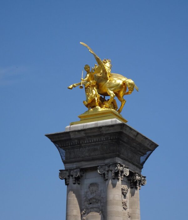Gouden standbeeld op een monument in Parijs