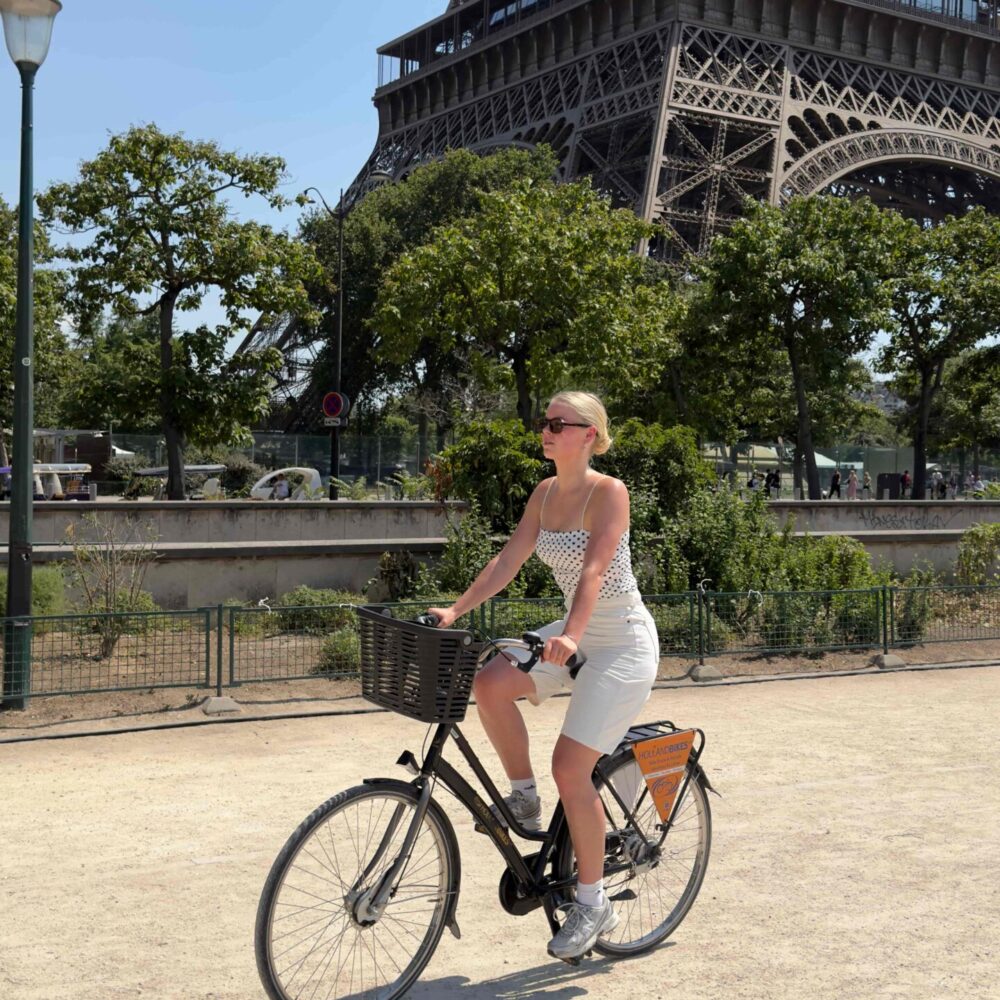 Fietsen bij de Eiffeltoren tijdens een citytrip in Parijs