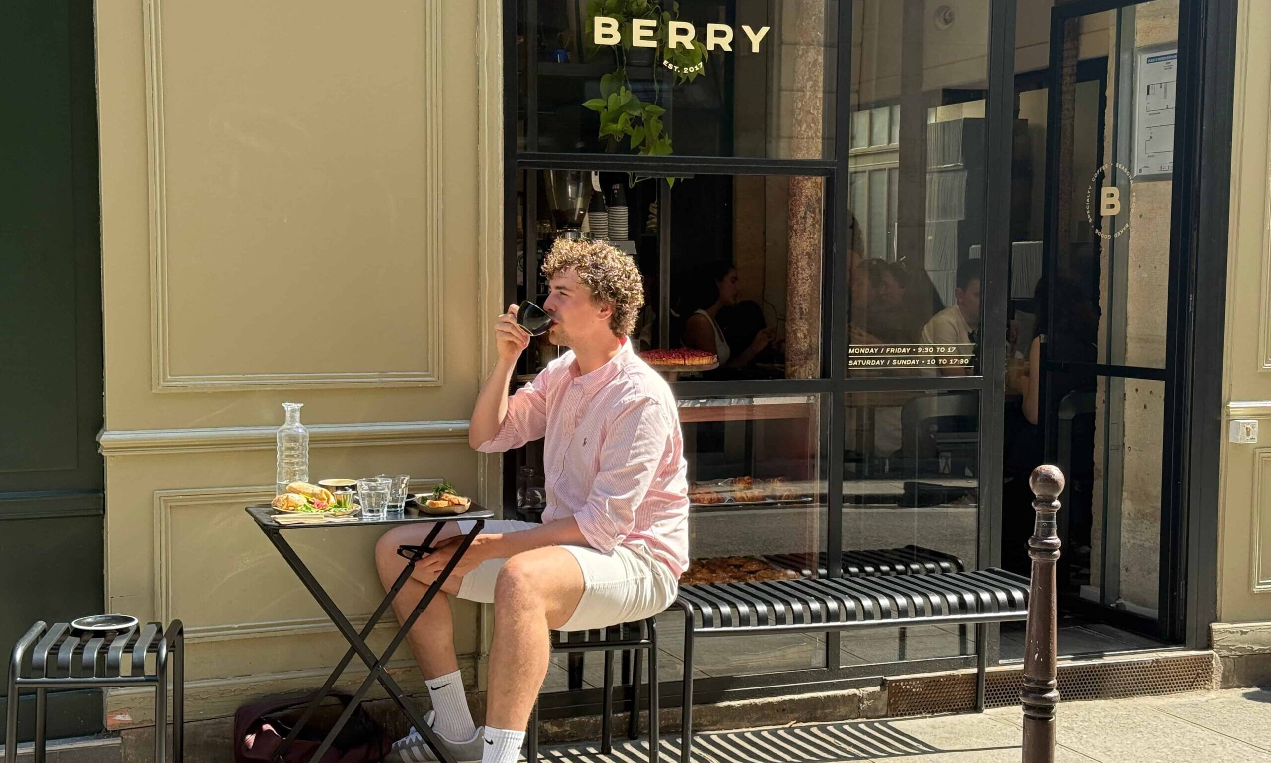 Ontbijt op het terras van Café Berry in Parijs