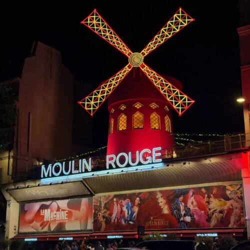 De iconische Moulin Rouge in Parijs