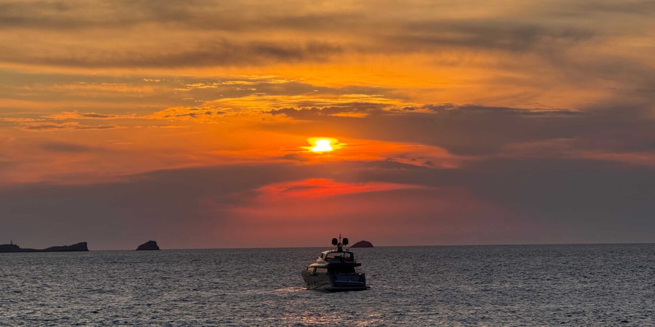 Boot bij een kleurrijke zonsondergang op Ibiza