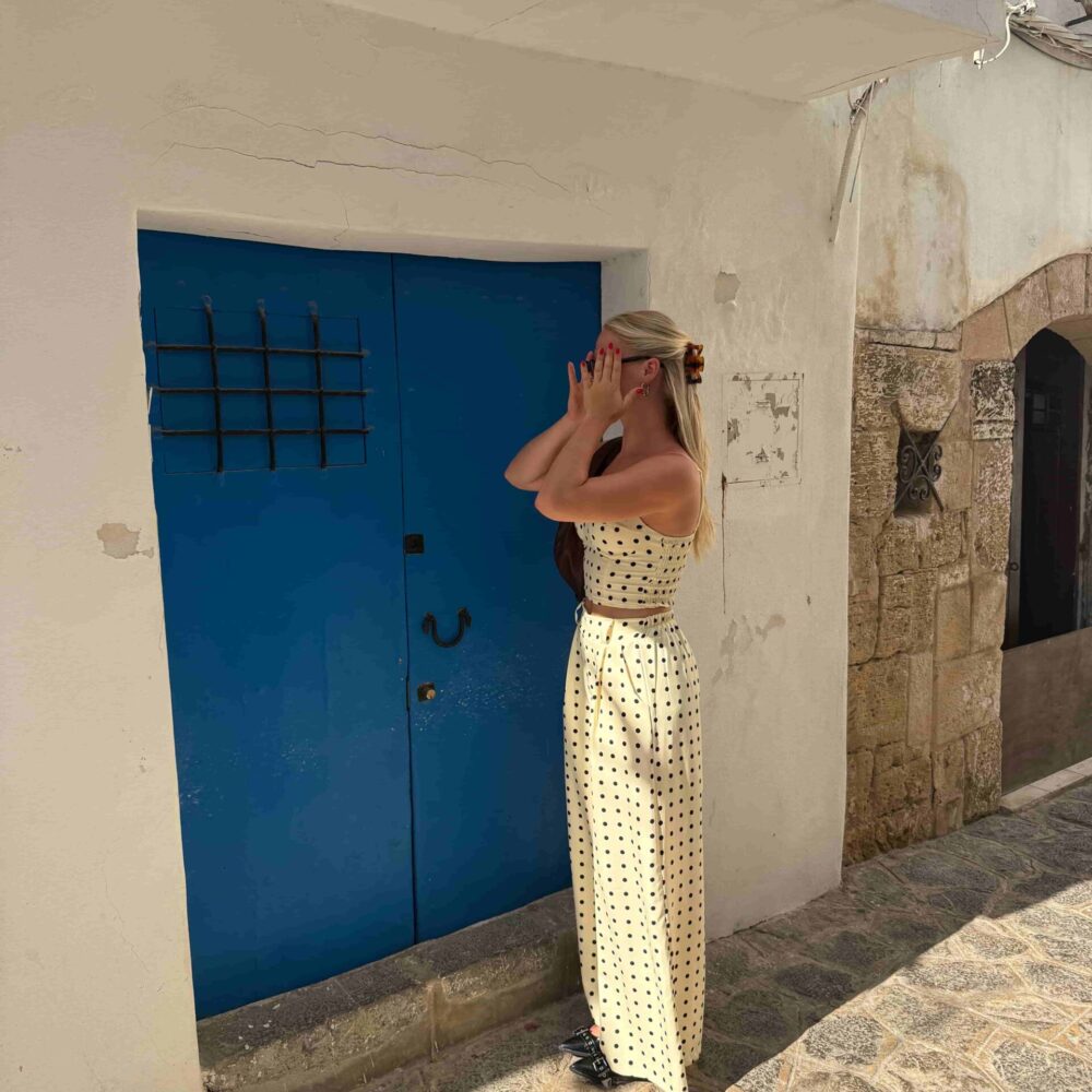 Boukje bij een blauwe deur in een steegje op Ibiza