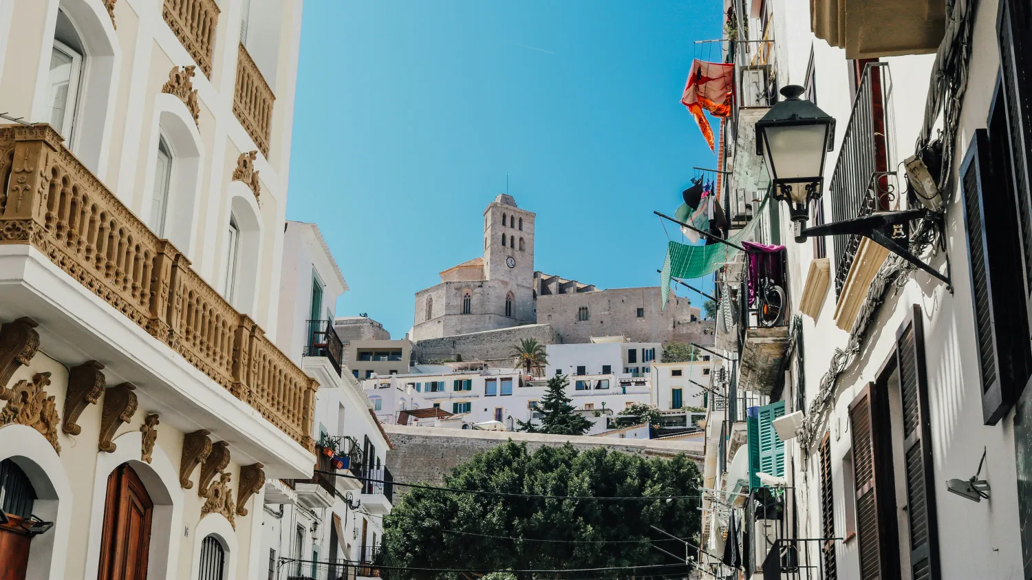 Historische gebouwen en kerktoren in Ibiza-stad